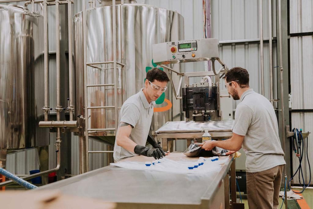 El Fertilizante Foliar Orgánico GTG de ecoAGRO Argentina tiene como materia prima principal subproductos de origen animal que son sometidos a un proceso de biotransformación e hidrólisis enzimático y proveen una gran cantidad de L-alfa aminoácidos libres de origen animal que son rápidamente asimilados por los cultivos.